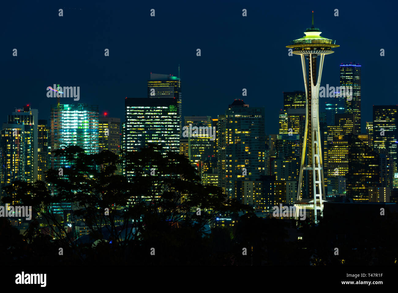 Nacht Blick auf die Skyline von Seattle Mit der Space Needle und anderen ikonischen Gebäude im Hintergrund. Stockfoto