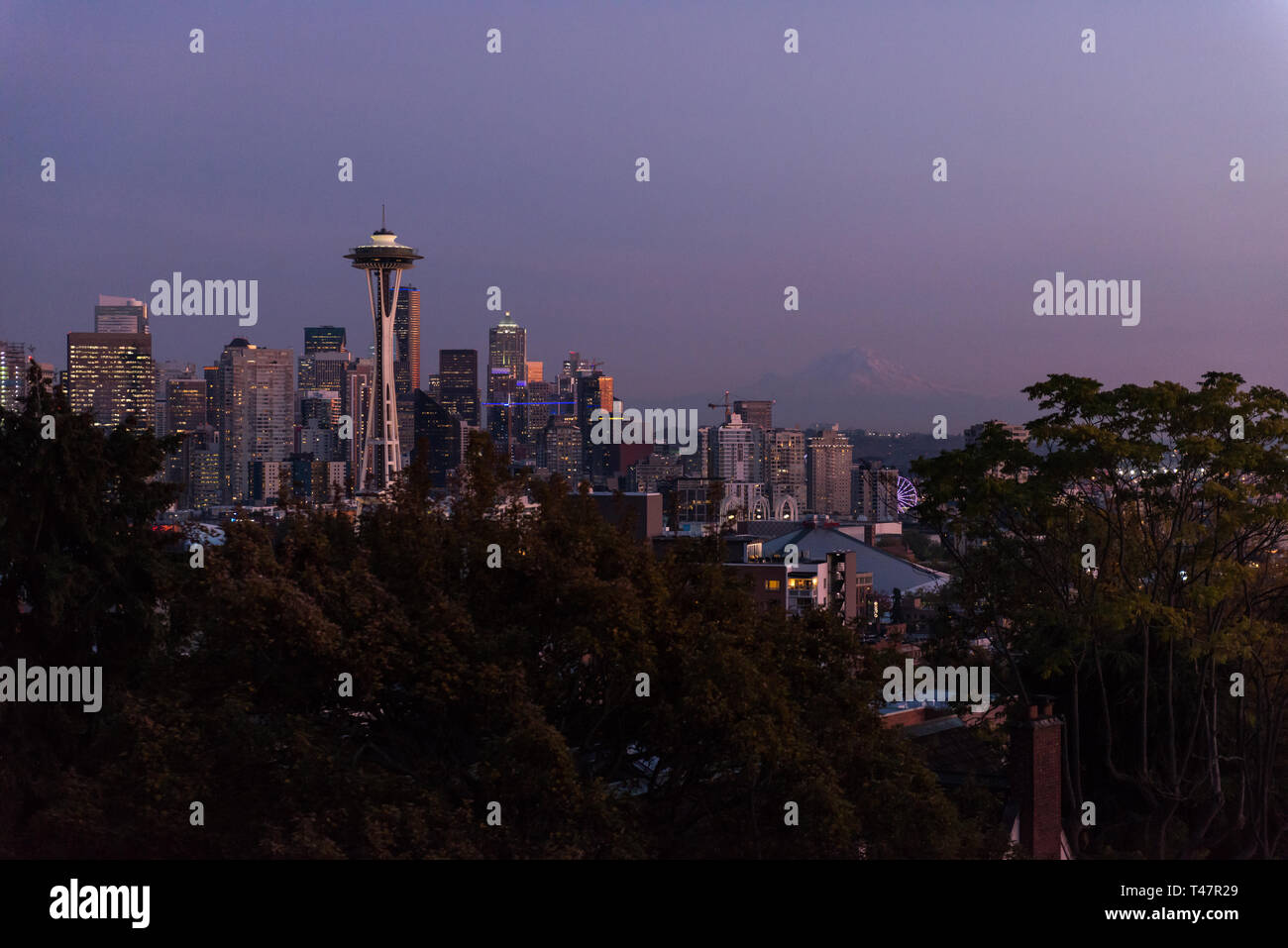 Sonnenuntergang über der Skyline der Stadt Seattle und das Profil des Mount Rainier im Hintergrund. Stockfoto