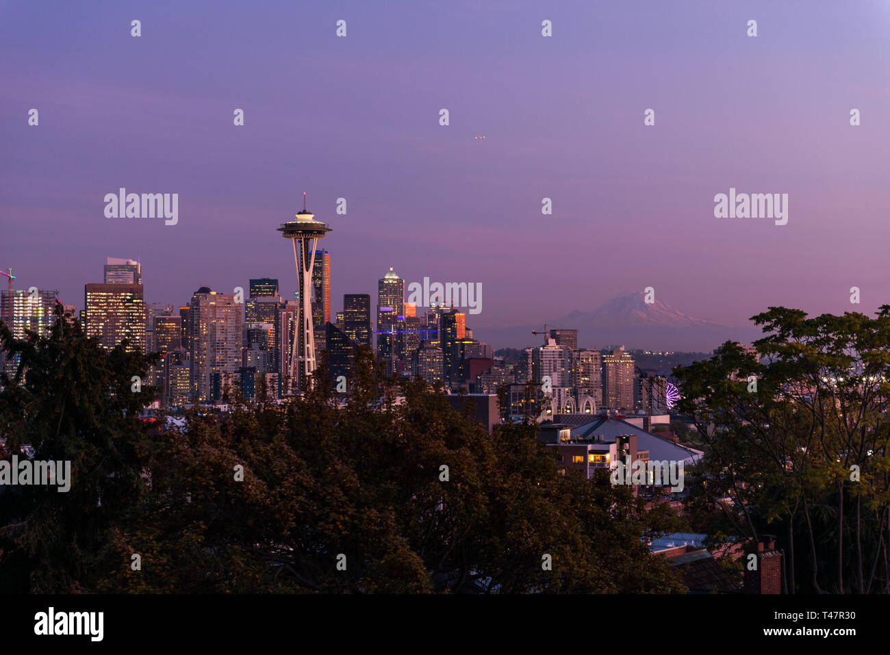Sonnenuntergang über der Skyline der Stadt Seattle und das Profil des Mount Rainier im Hintergrund. Stockfoto