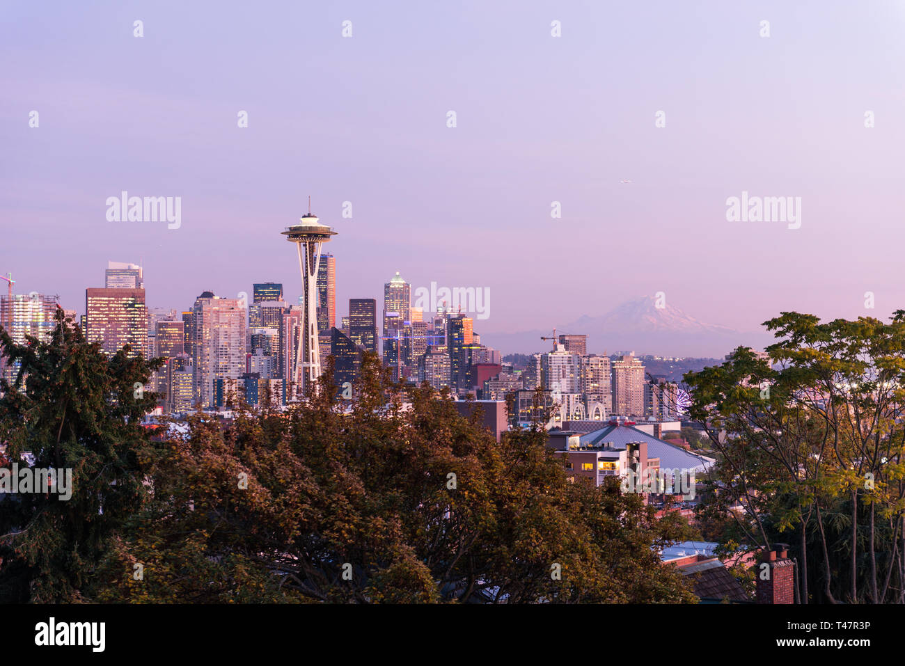 Sonnenuntergang über der Skyline der Stadt Seattle und das Profil des Mount Rainier im Hintergrund. Stockfoto