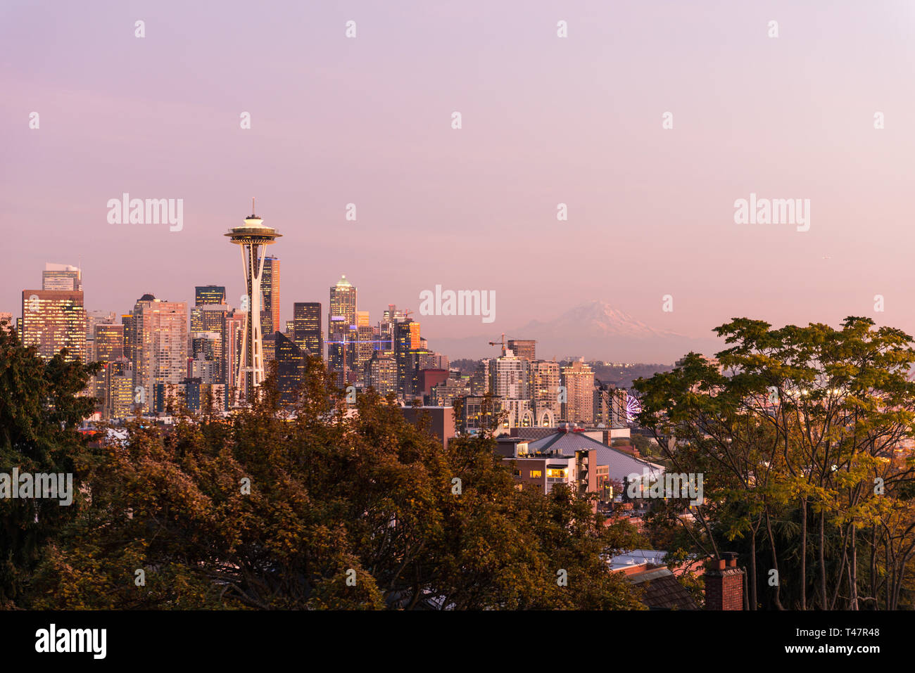 Sonnenuntergang über der Skyline der Stadt Seattle und das Profil des Mount Rainier im Hintergrund. Stockfoto