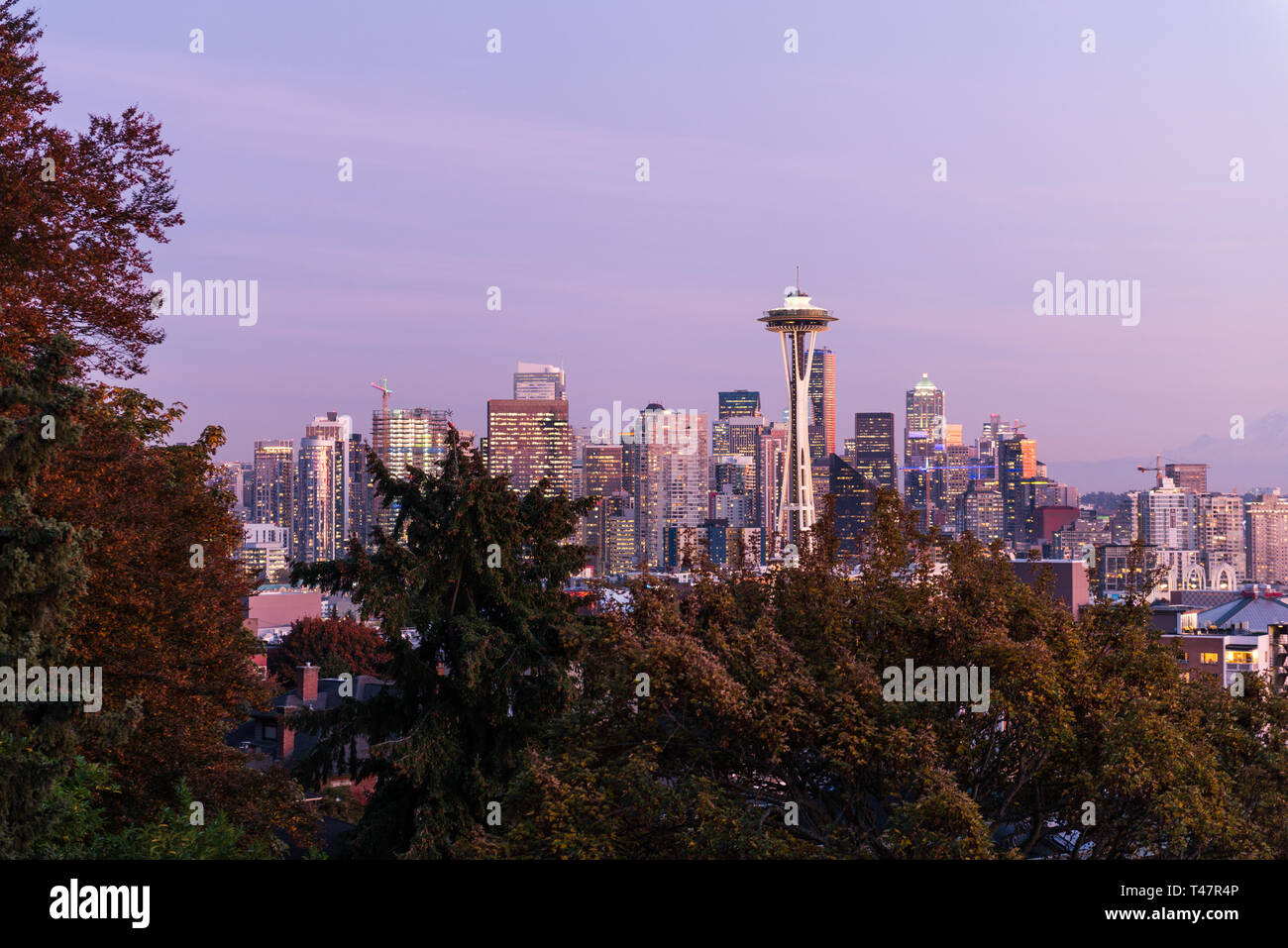 Sonnenuntergang über der Skyline der Stadt Seattle und das Profil des Mount Rainier im Hintergrund. Stockfoto