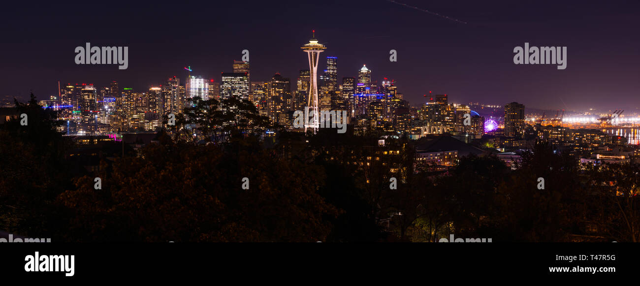 Panoramablick auf die Nacht Blick auf die Skyline von Seattle Mit der Space Needle und anderen ikonischen Gebäude im Hintergrund. Stockfoto