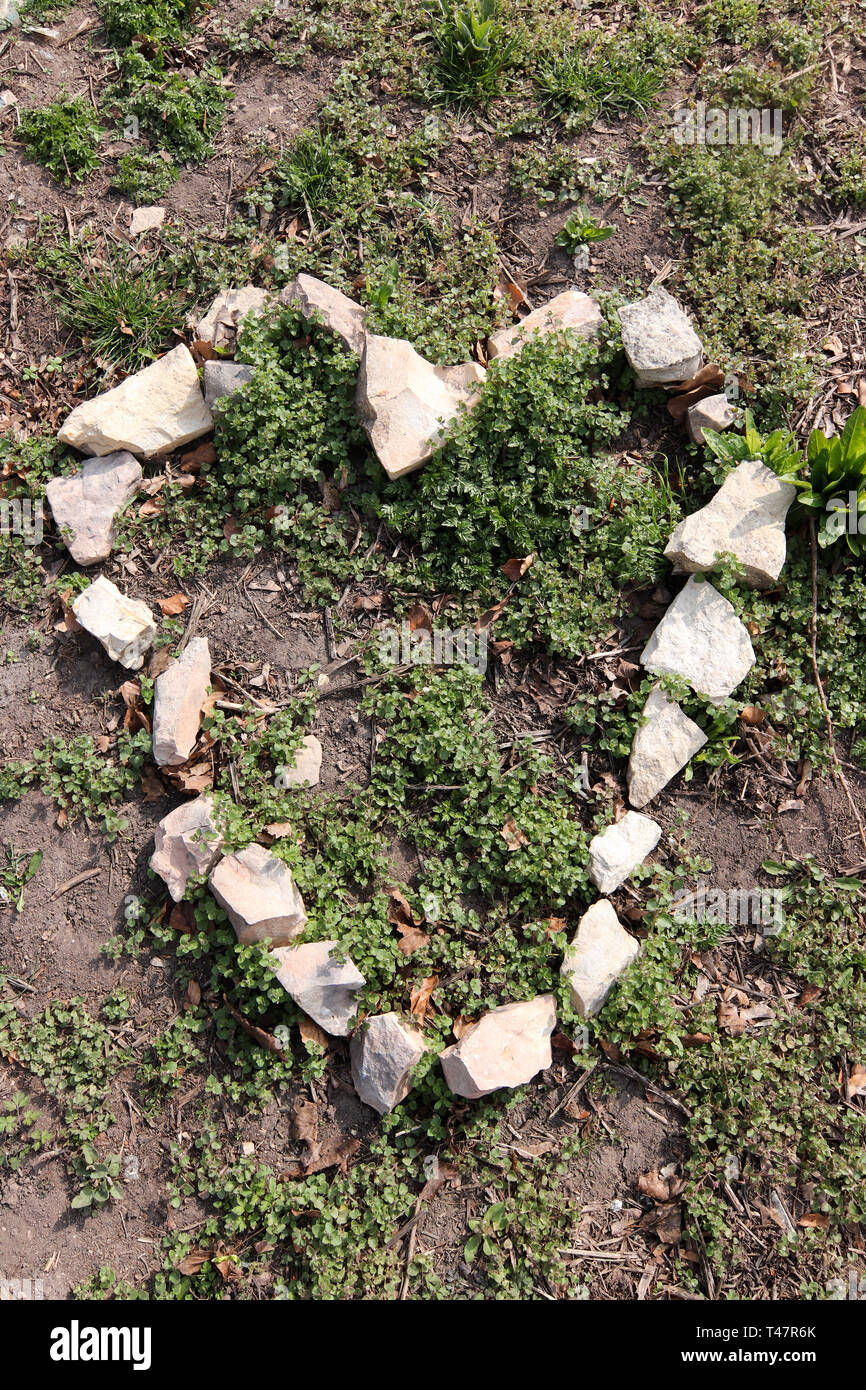 Herzform aus die Steine am Boden Stockfoto