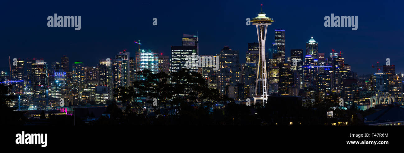 Panoramablick auf die Nacht Blick auf die Skyline von Seattle Mit der Space Needle und anderen ikonischen Gebäude im Hintergrund. Stockfoto