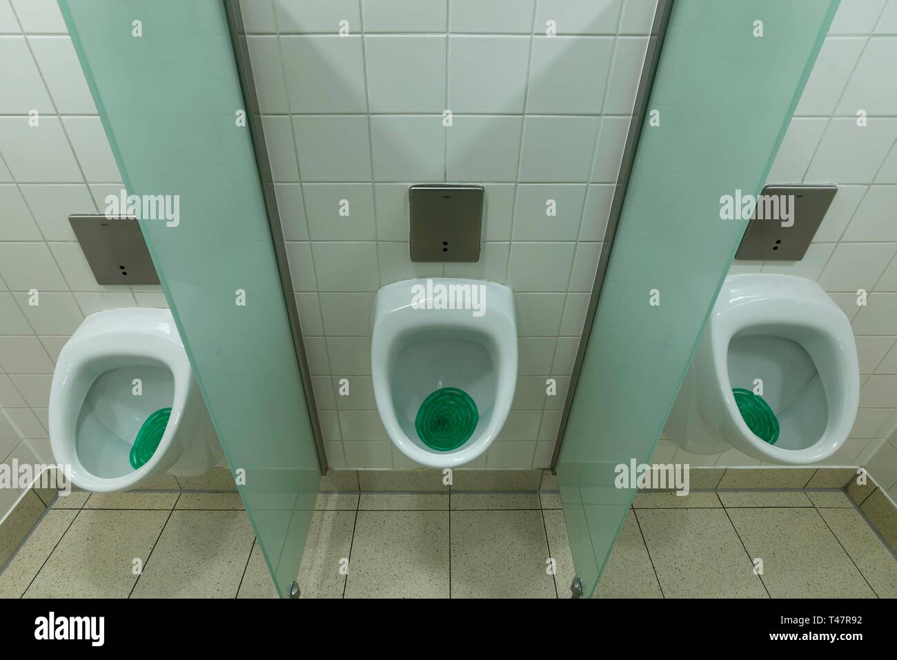 Urinale auf der Herrentoilette, Deutschland Stockfoto