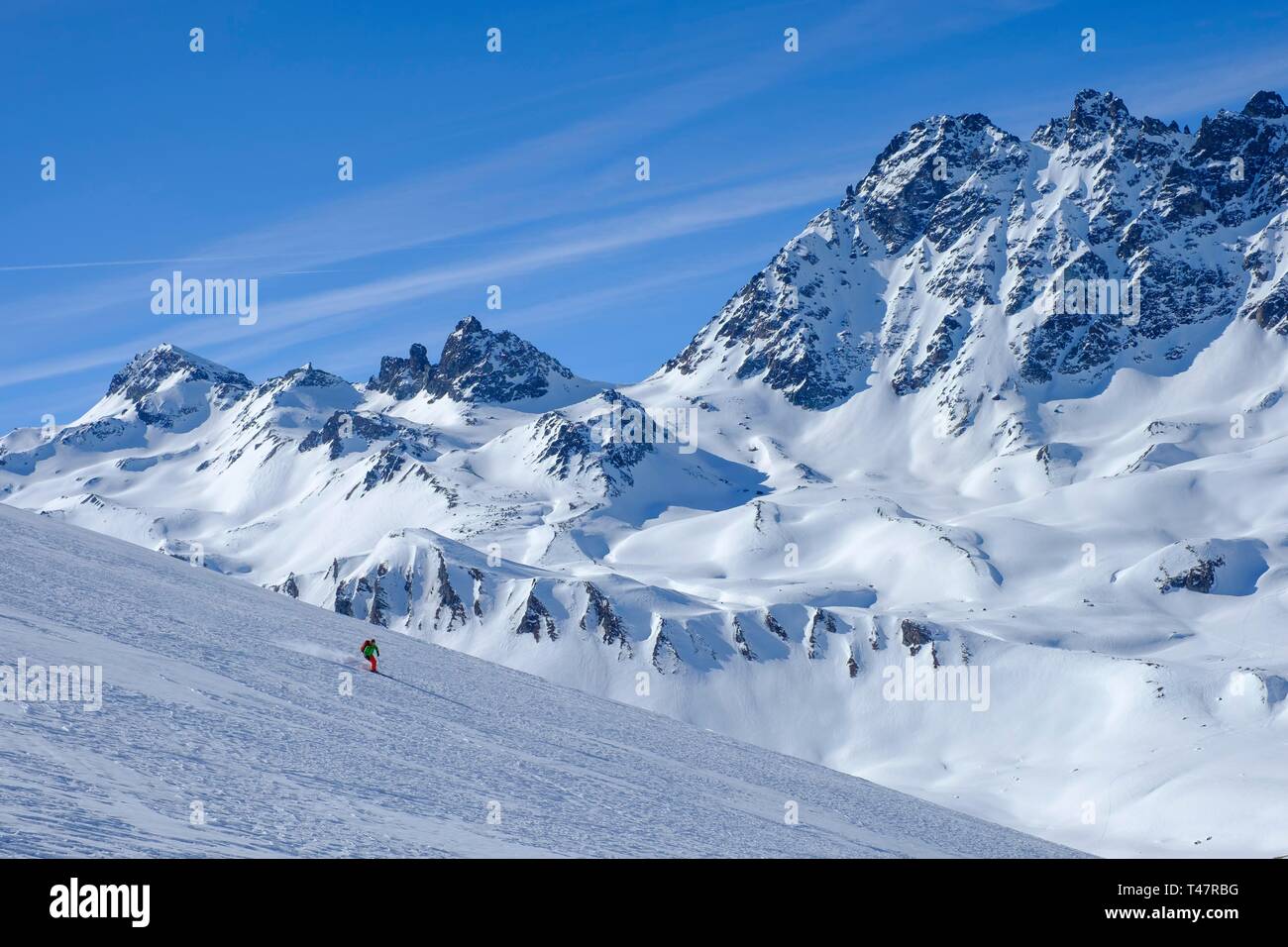 Skitourengeher in absteigender Reihenfolge von Ils Chalchognes zur Heidelberger Hutte, im Hintergrund rechts Fluchthorn, Graubünden, Schweiz Stockfoto
