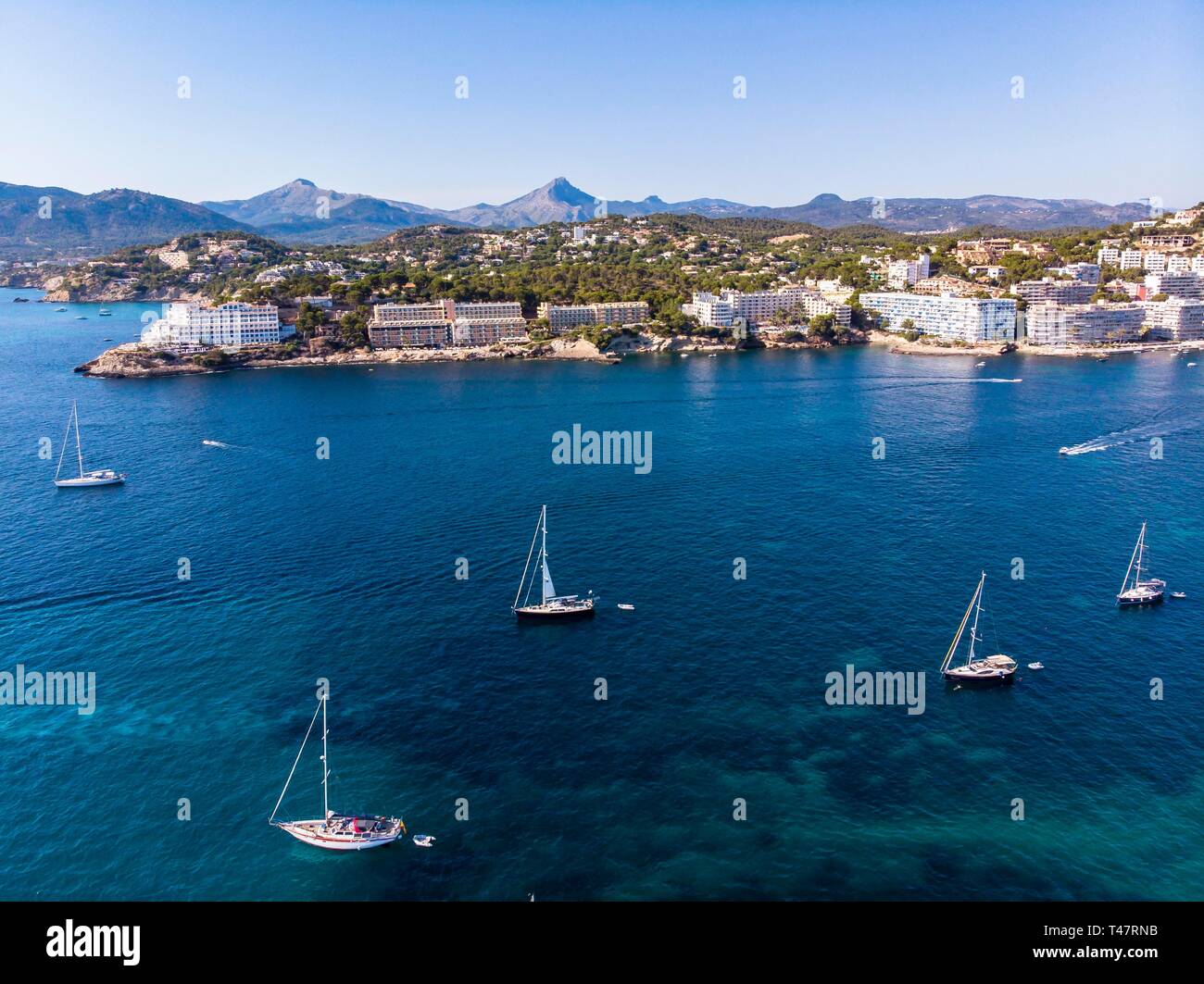 Luftaufnahme, Blick auf die Bucht von Santa Ponca mit Segelyachten, Mallorca, Balearen, Spanien Stockfoto