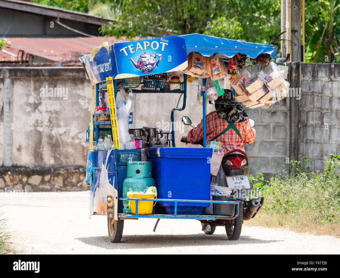 Ansicht der Rückseite des Street Hersteller auf einem Motorrad mit Seitenwagen, Verkauf von Tee, Kaffee und andere Erfrischungen an Huai Yai, einem Dorf in der Provinz Chonburi von Stockfoto