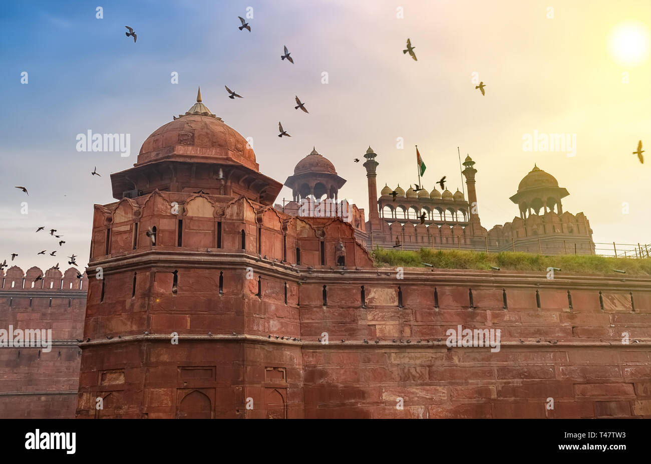 Delhi Red Fort bei Sonnenaufgang mit Tauben fliegen. Red Fort in Delhi ist eine historische mittelalterliche Architektur und UNESCO-Welterbe Stockfoto