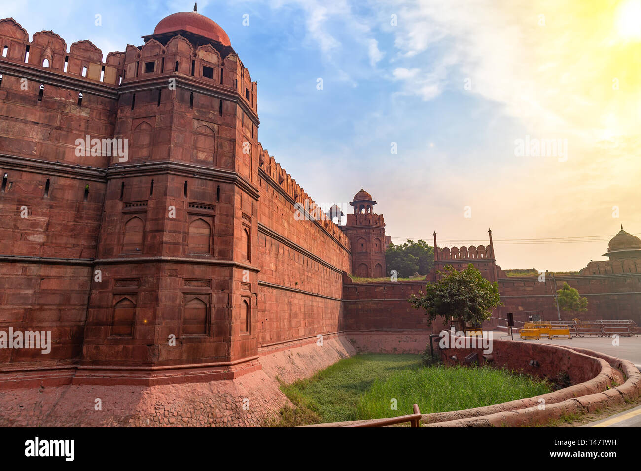 Red Fort in Delhi Indien historisches Denkmal äußere architektonische Struktur bei Sonnenaufgang. Red Fort in Delhi ist ein UNESCO Weltkulturerbe Stockfoto