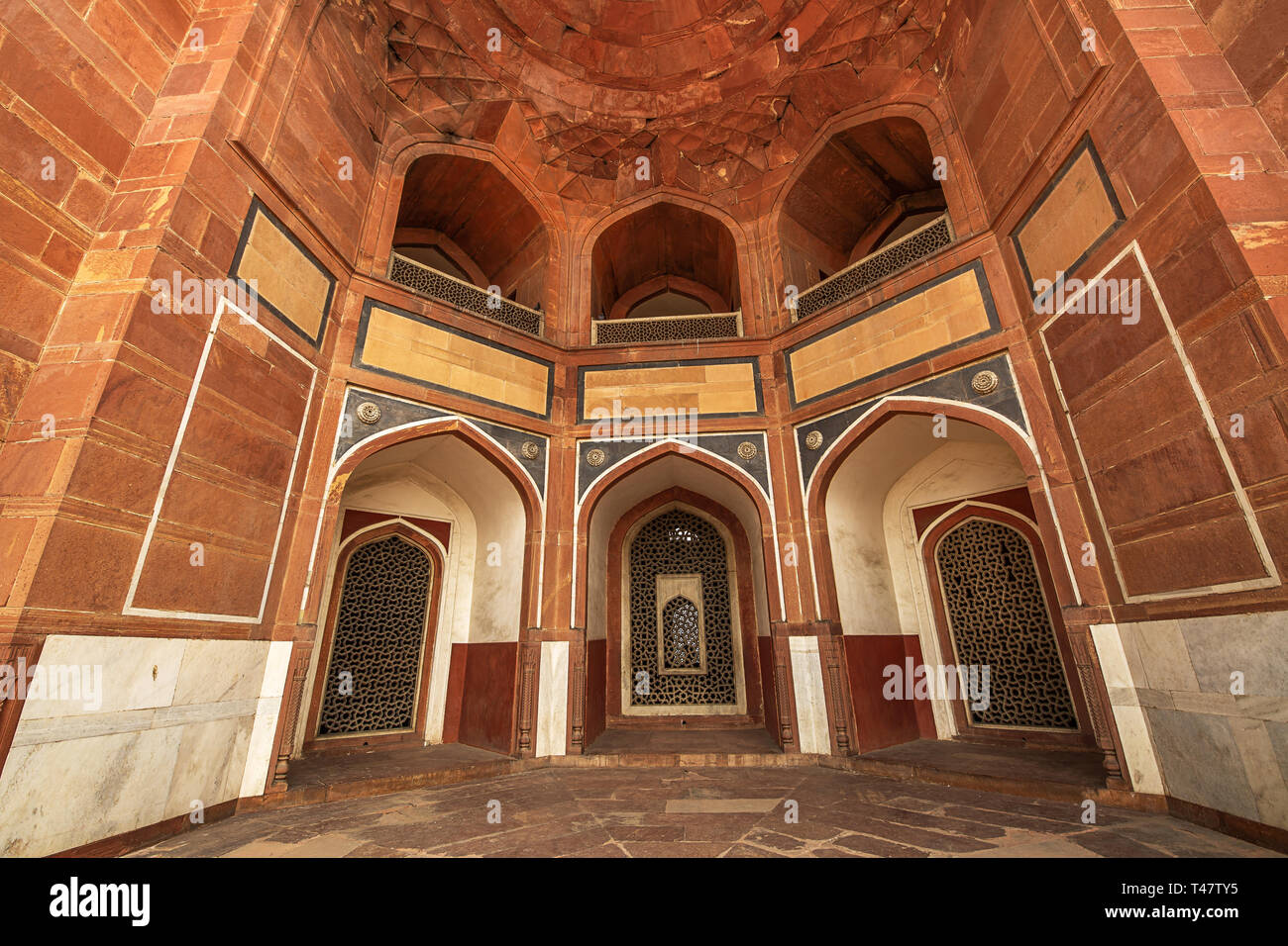 Humayun Grabmal Delhi Innenarchitektur aus Marmor und rotem Sandstein. Humayun Tomb ist ein UNESCO-Weltkulturerbe. Stockfoto
