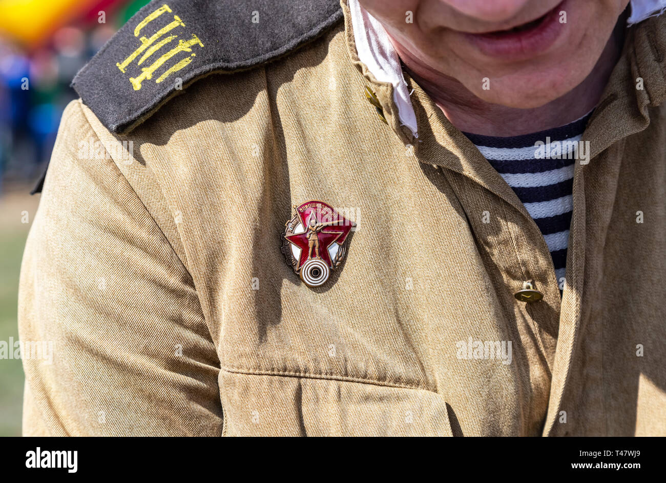 Samara, Russland - 13. April 2019: Vintage sowjetische Abzeichen "woroschilow Sharpshooter' auf militärischen Uniform Stockfoto