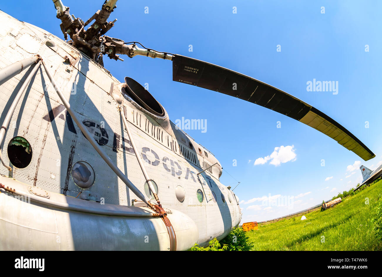 Samara, Russland - 25. Mai 2014: Russische schwere Transporthubschrauber Mi-6 an einem verlassenen Flugplatz. Der Mil Mi-6 wurde in großen Zahlen für beide Mil gebaut Stockfoto