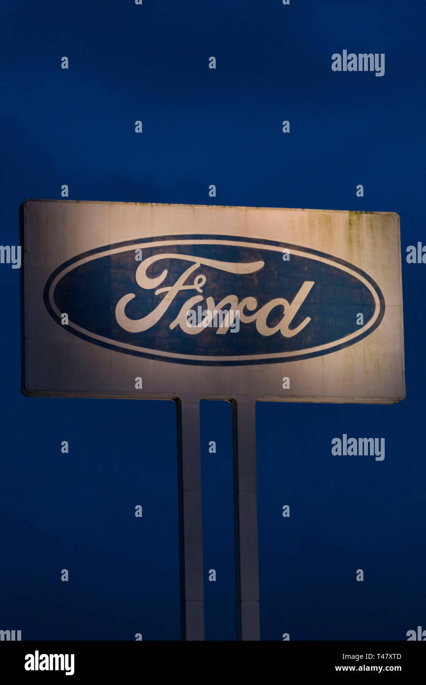 Eine allgemeine Ansicht eines Ford Schild am Ford Motorenwerk in Bridgend, Wales, UK. Stockfoto