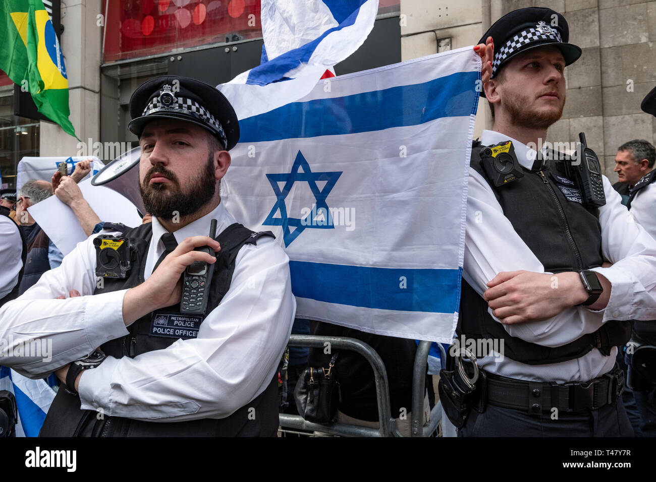 Israelische Gruppe hinter Hindernis außerhalb der Israelischen Botschaft bei einer Rallye durch Palästinenser in London geschützt. Existieren, widerstehen, zurück. Ein globaler Aufruf zur Solidarität auf der 1. Jahrestag des Beginns der große Rückkehr März. Stockfoto