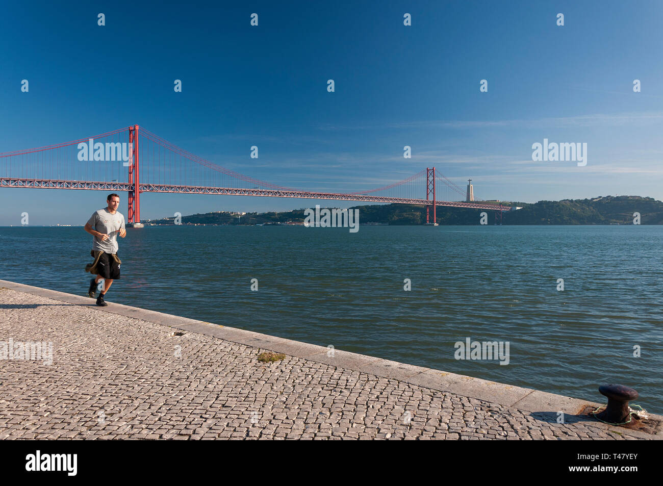 Lissabon, Portugal - Januar 21, 2012: Junger Mann runnin in Belem, durch die der Fluss Tejo, in der Stadt Lissabon, Portugal Stockfoto