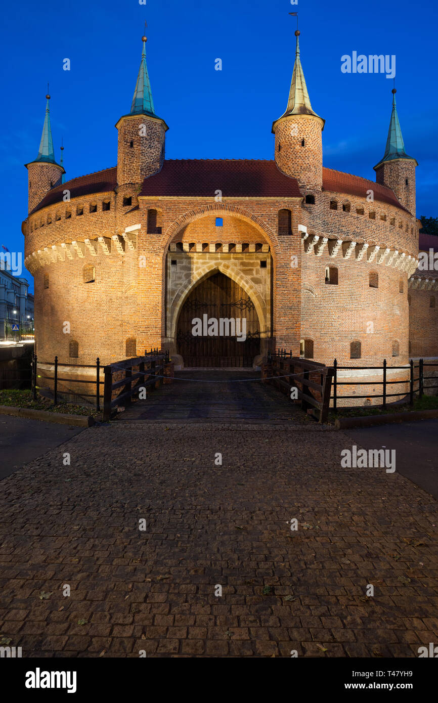 Barbican bei Nacht in der Altstadt von Krakau, Polen, ein Teil der alten Stadtmauer Festung, befestigte Außenposten aus dem 15. Jahrhundert. Stockfoto