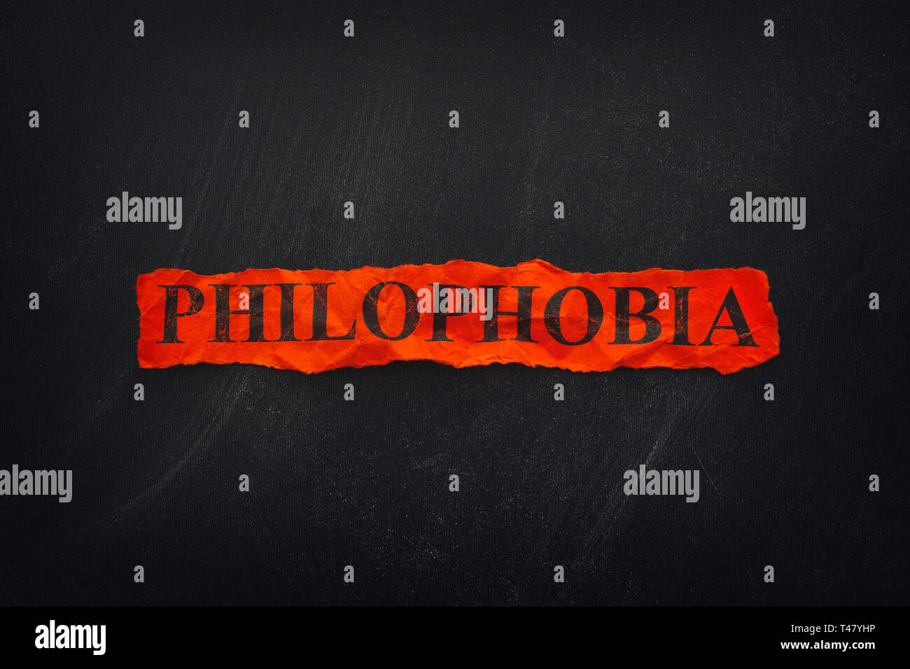 Wort Philophobia rot, zerrissenes Stück Papier. Philophobia ist die Angst vor der Liebe. Close Up. Stockfoto