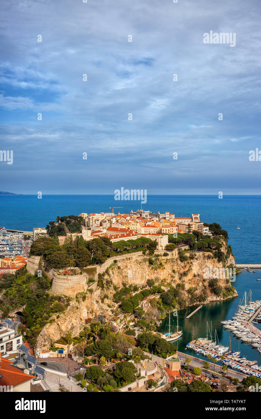 Monaco (monaco-ville) auf einer Landzunge direkt in das Mittelmeer. Stockfoto