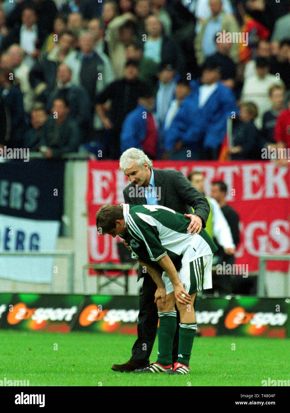 Arena auf Schalke Gelsenkirchen Deutschland 6.10.2001, Fußball: Nähere Bestimmung der FIFA WM 2002, Deutschland (Grüne) gegen Finnland (weiß)------- Trainer Rudi Voeller, Sebastian DEISLER (beide GER) Stockfoto