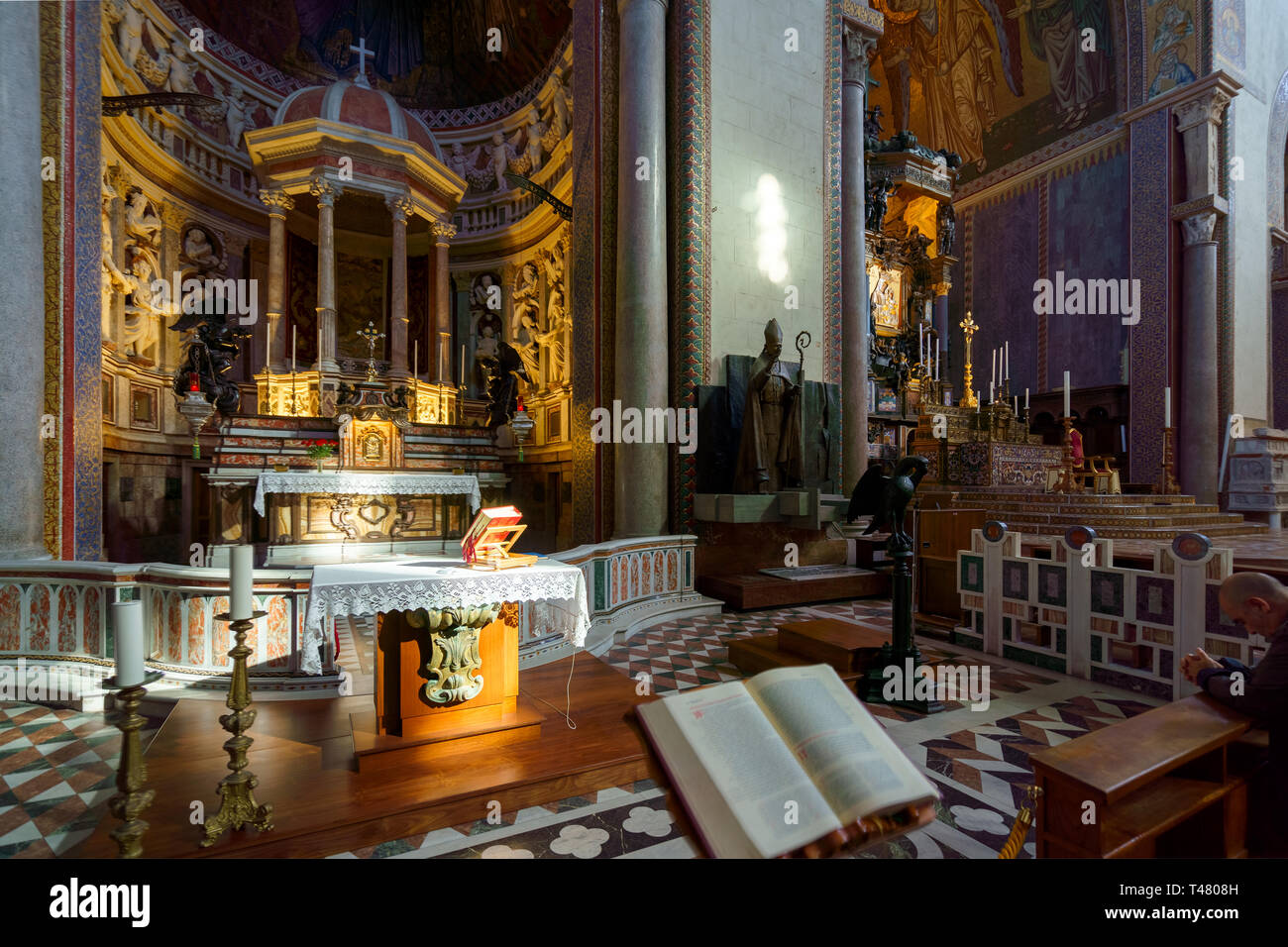 MESSINA, ITALIEN - November 06, 2018 - Messina die Duomo Kathedrale und das Interieur in Sizilien Stockfoto