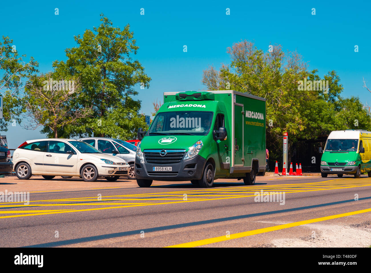 Valencia, Spanien - 13. April 2019: Mercadona Lieferwagen. Mercadona ecommerce Lieferwagen. Stockfoto