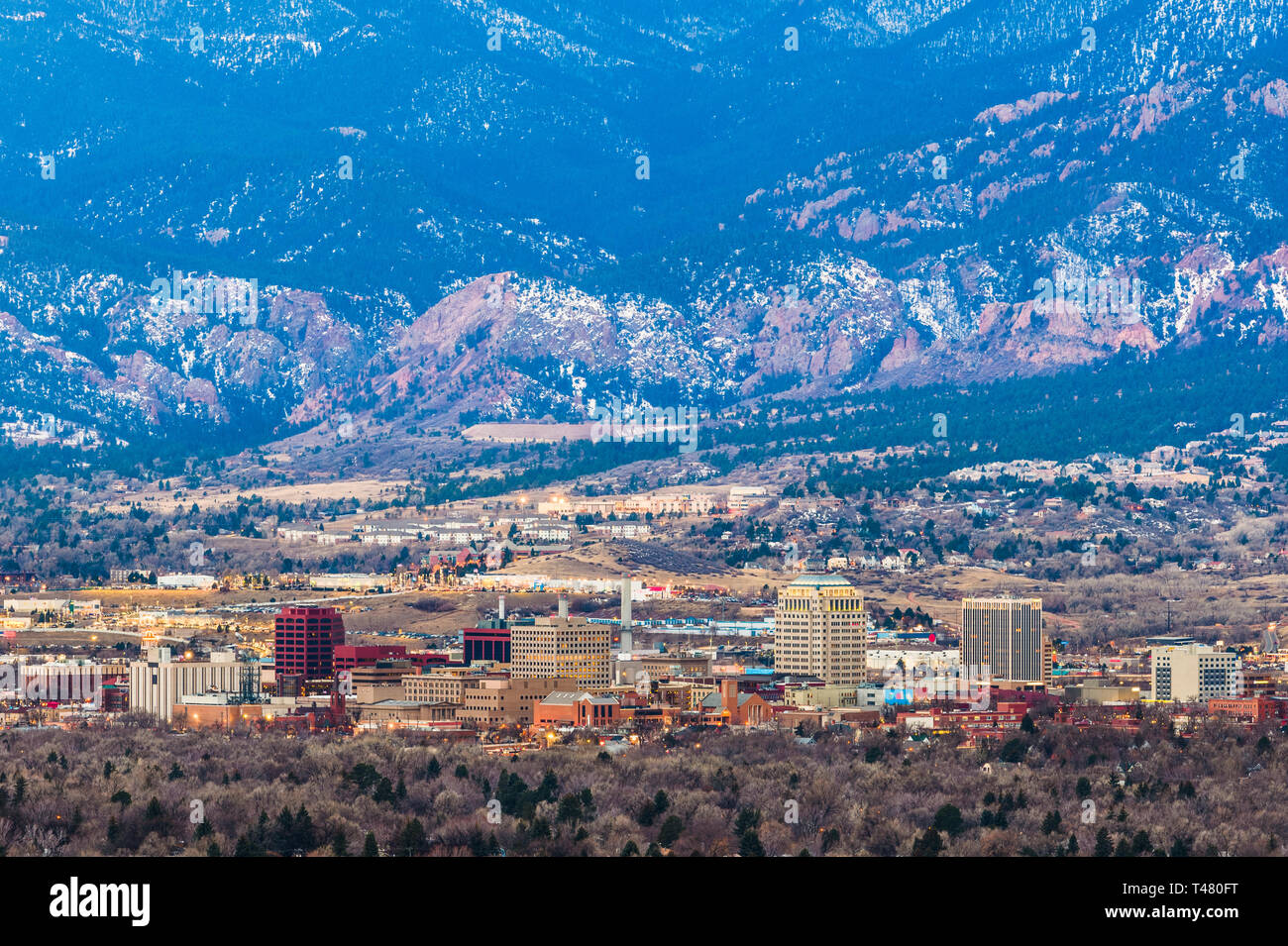 Colorado Springs, Colorado, USA, Downtown Skyline und die Berge in der Abenddämmerung. Stockfoto