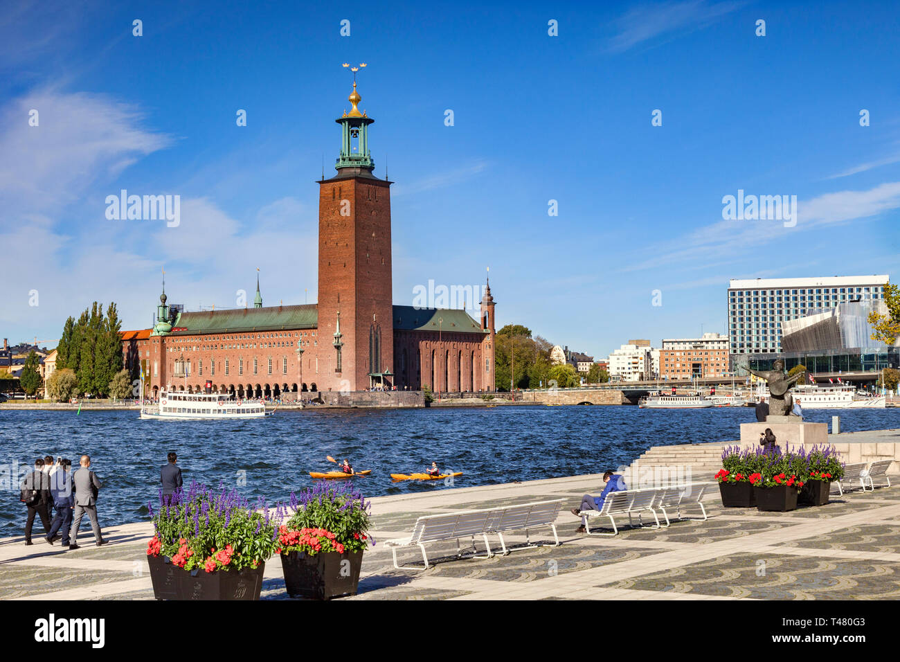 16. September 2018: Stockholm, Schweden - Das Rathaus, eines der bekanntesten Gebäude in Schweden, und die Heimat der Nobelpreis und Veranstaltungsräume. Zwei Kajaks im Wasser. Stockfoto