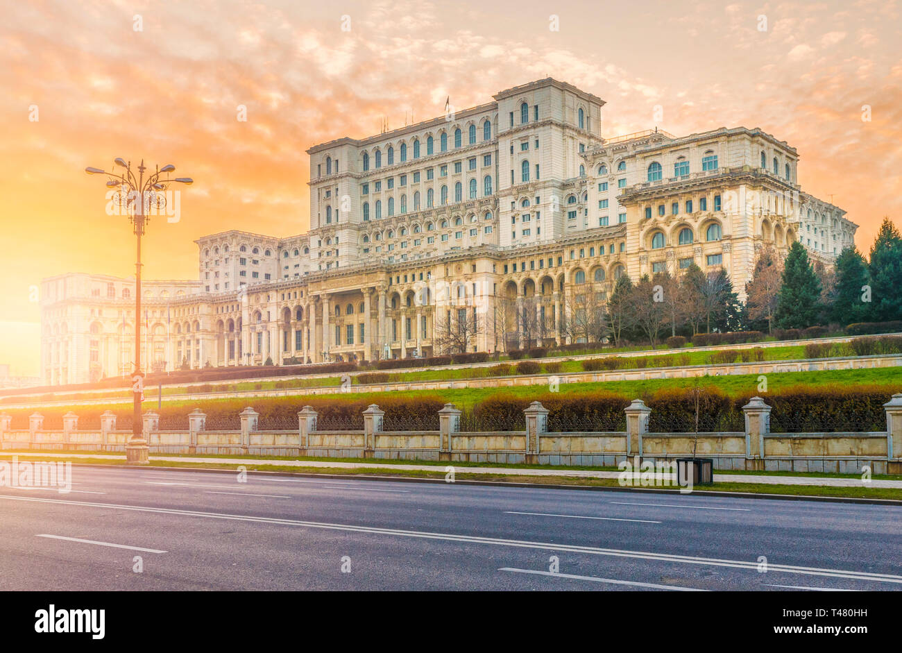 Der Palast des Parlaments bei Sonnenuntergang, Bukarest, Rumänien. Stockfoto