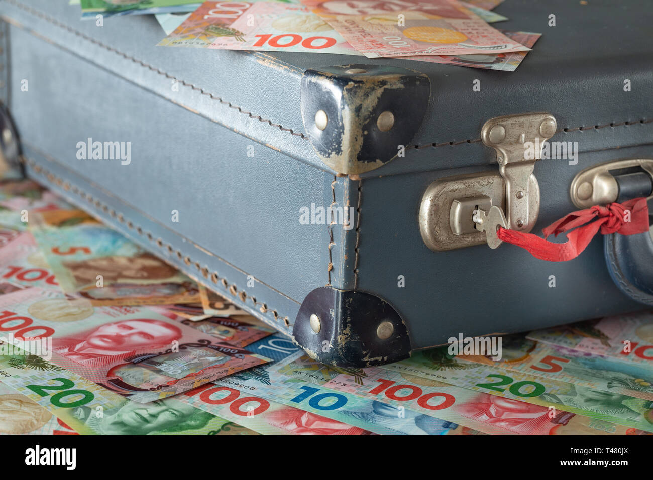 Suitcase money holiday -Fotos und -Bildmaterial in hoher Auflösung – Alamy