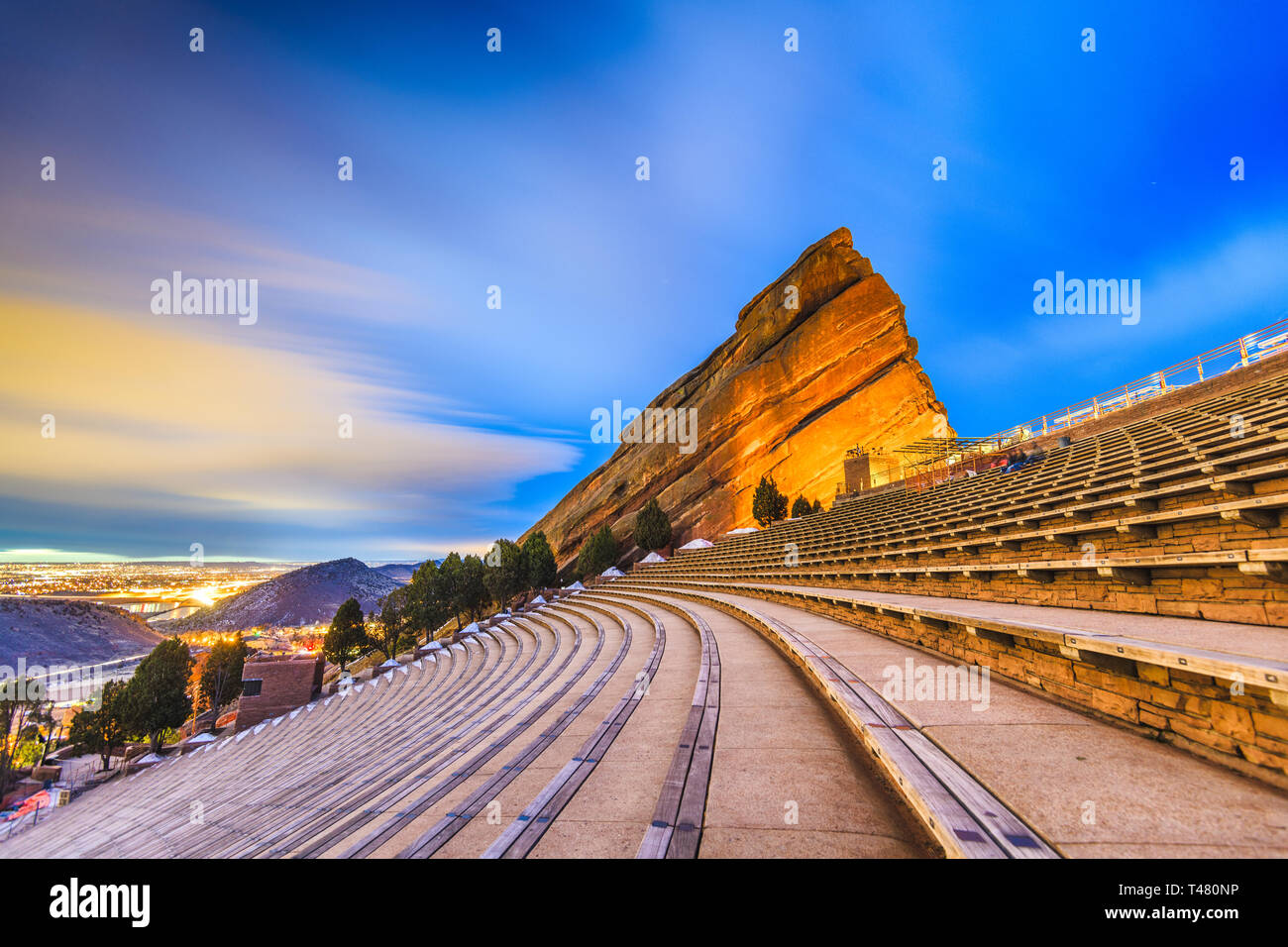 MORRISON, Colorado, USA - 12. MÄRZ 2019: Früh morgens am Roten Felsen Red Rocks Amphitheater. Stockfoto