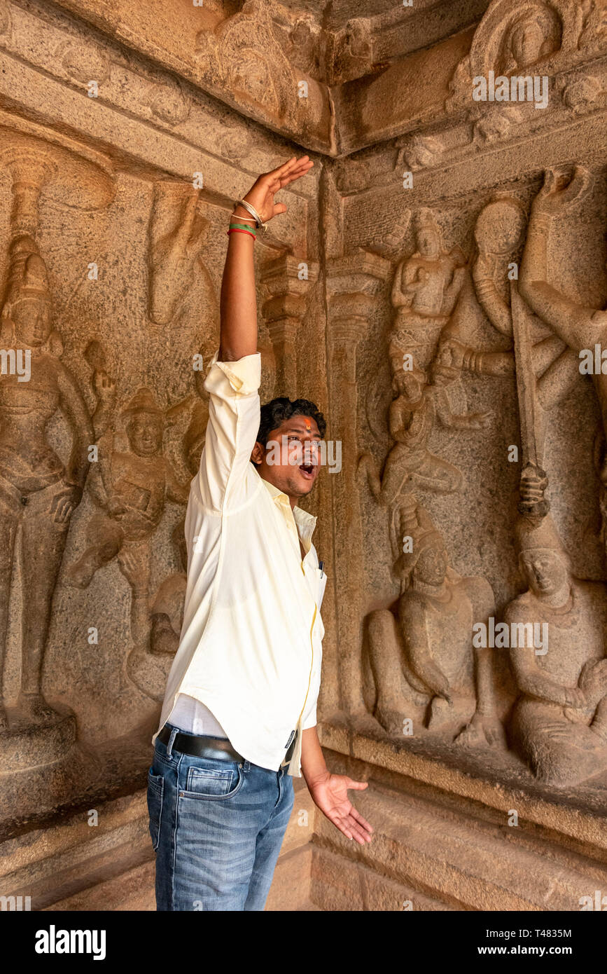 Vertikale Ansicht der Varaha Höhlentempel in Mahabalipuram, Indien. Stockfoto