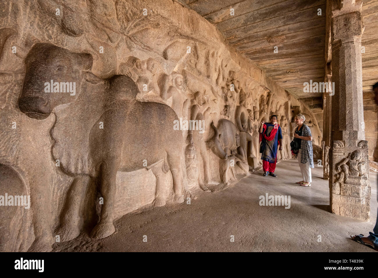 Horizontale Ansicht eines touristischen und Tour Guide in der Panchapandava Höhlentempel in Mahabalipuram, Indien. Stockfoto