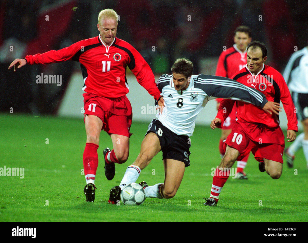 Bay-Arena Leverkusen Deutschland 24.3.2001, Fußball-Qualifikationsspiel für  die FIFA WM 2002, Deutschland (weiß) gegen Albanien (rot) 2:1 --- Von  links: Igli TARE (ALB), Sebastian DEISLER (GER), Fatmir VATA (ALB  Stockfotografie - Alamy