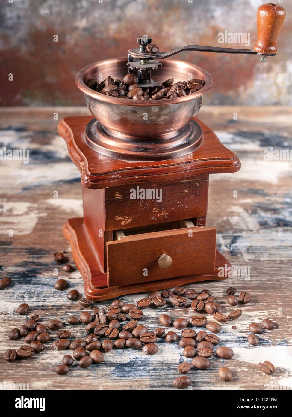 Hand Mühle oder Kaffeemühle und Kaffee Körner. Vertikaler Dampfstoß Stockfoto