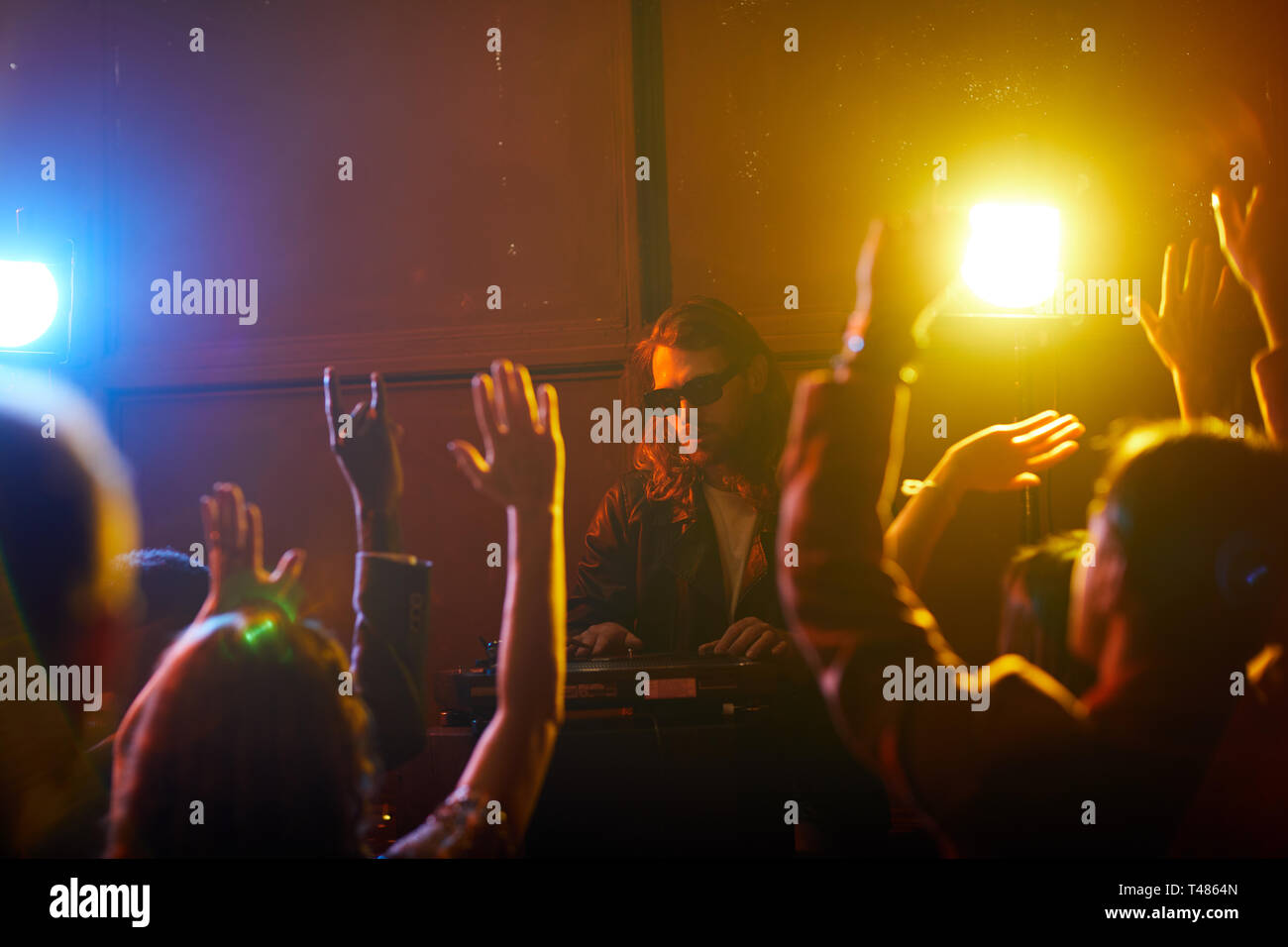 Cooler DJ in Nachtclub Stockfoto