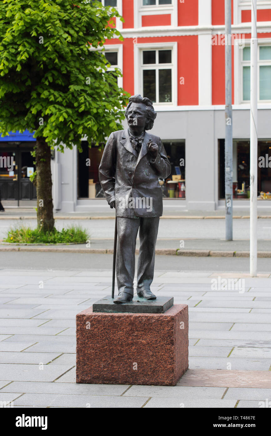 Skulptur des berühmten norwegischen Komponisten Edvard Grieg in der Nähe von Grieg Halle in Bergen, Norwegen Stockfoto