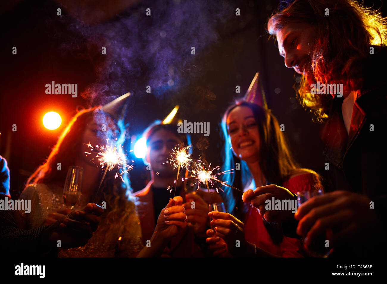 Freunde Beleuchtung Wunderkerzen an Geburtstagsfeier Stockfoto