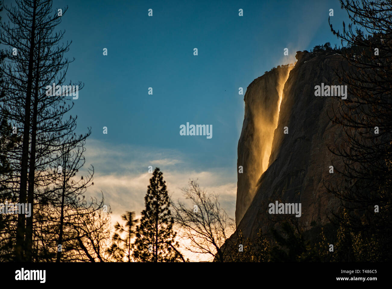 Horstail Fallen aglow in der untergehenden Sonne in Yosemite, Kalifornien Stockfoto