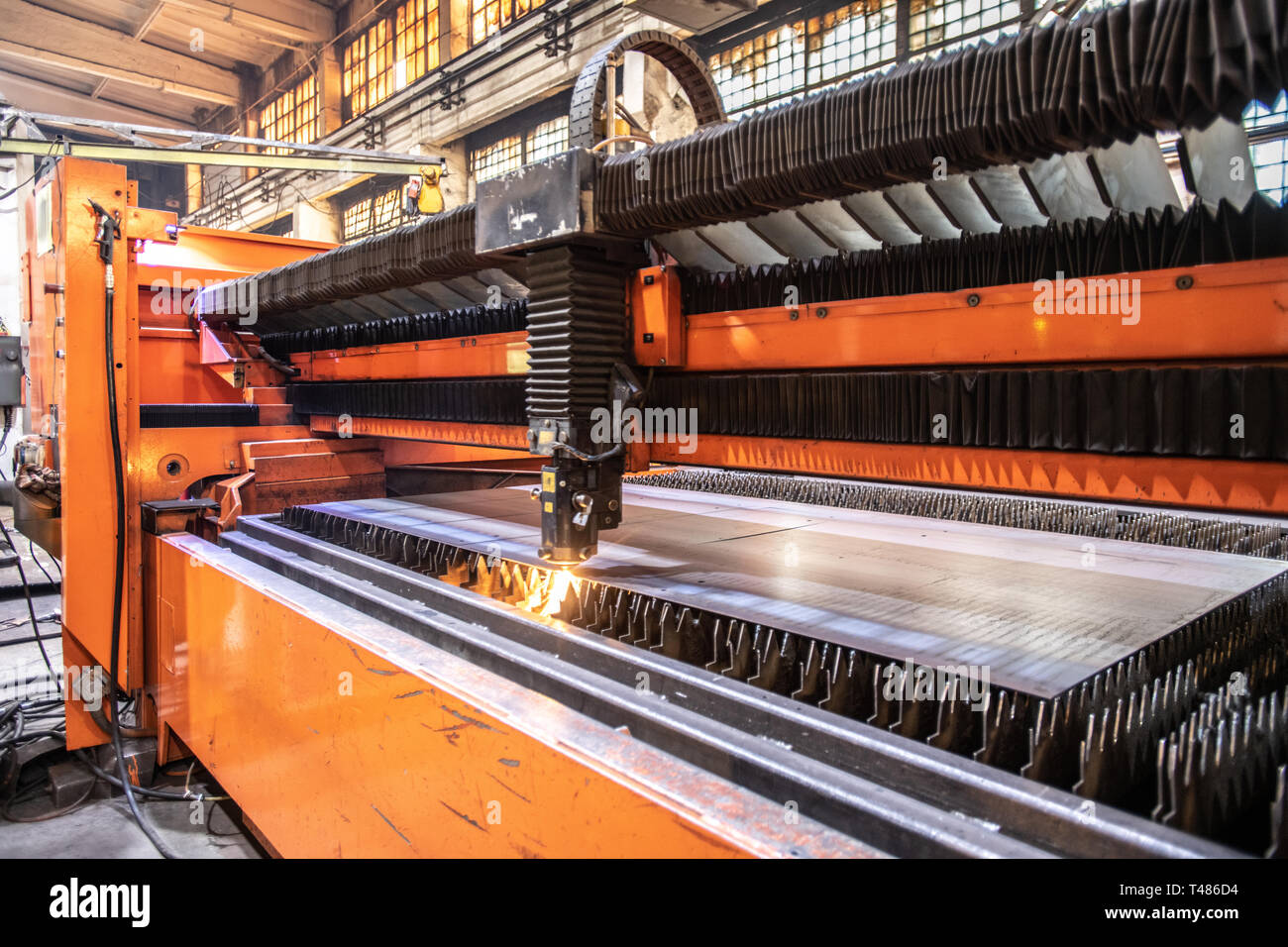 Schneiden von Metall Prozess Stockfoto