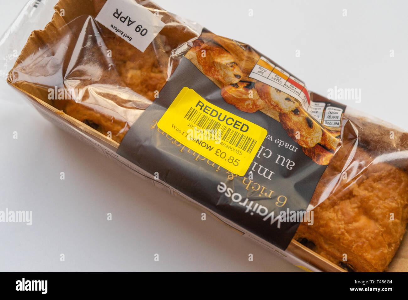 Gelb reduzierter Preis essen Etikett auf eine Tasche von Schmerzen au chocolate aus einem Supermarkt Waitrose gefunden Stockfoto