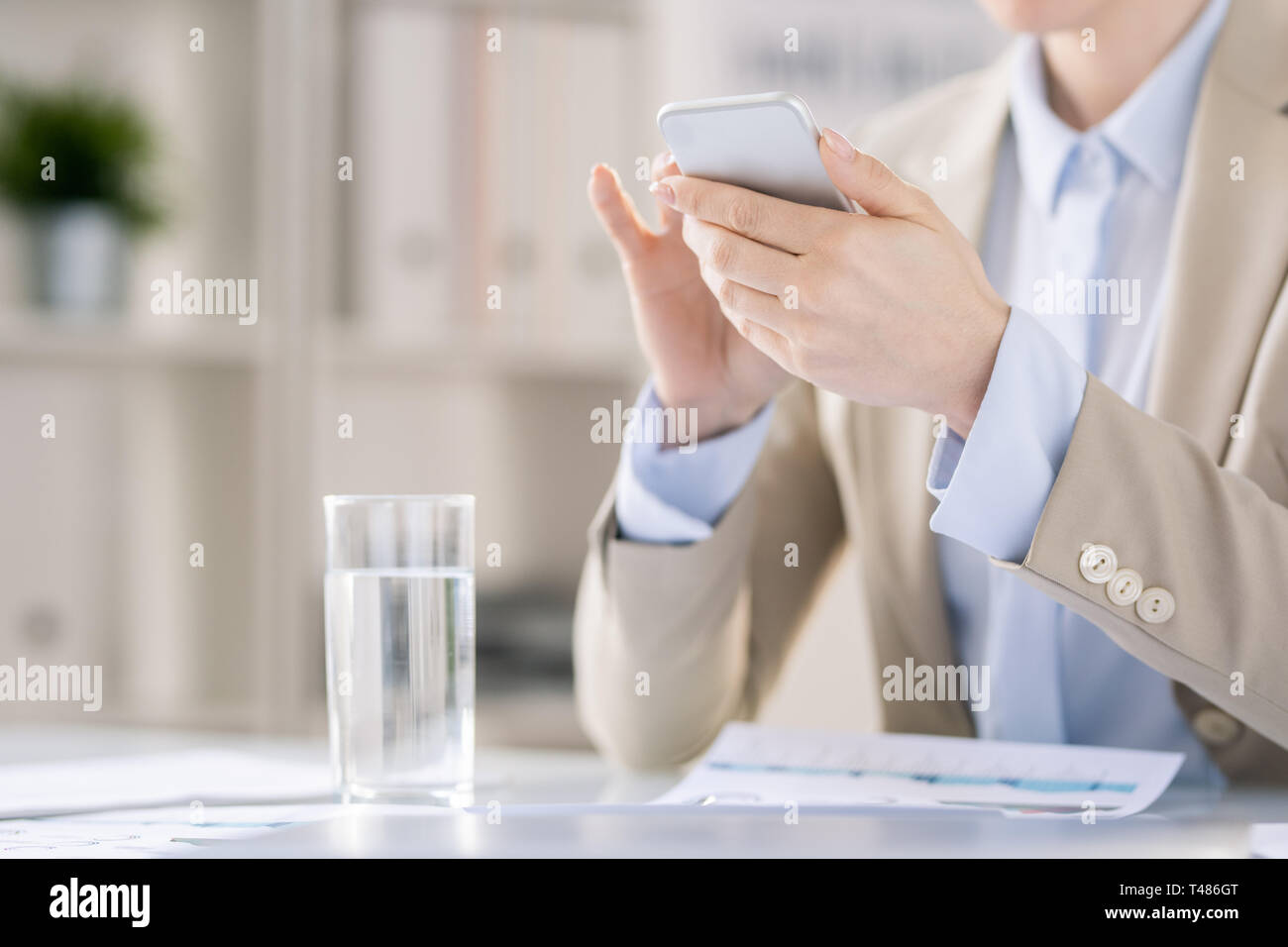 Anzeigen der Nachricht auf dem Smartphone Stockfoto