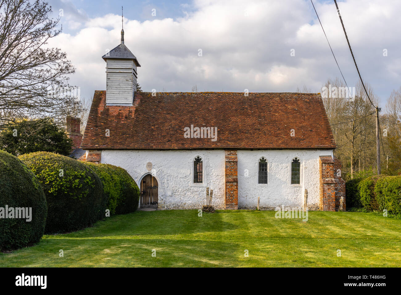 Exteroir von St Nicholas' Church, eine redundante 13. Jahrhundert anglikanische Kirche im Dorf Freefolk, Hampshire, England, Großbritannien Stockfoto