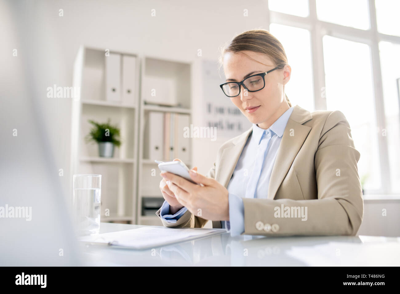 Inhalt Office Mitarbeiter mit Gadget am Arbeitsplatz Stockfoto