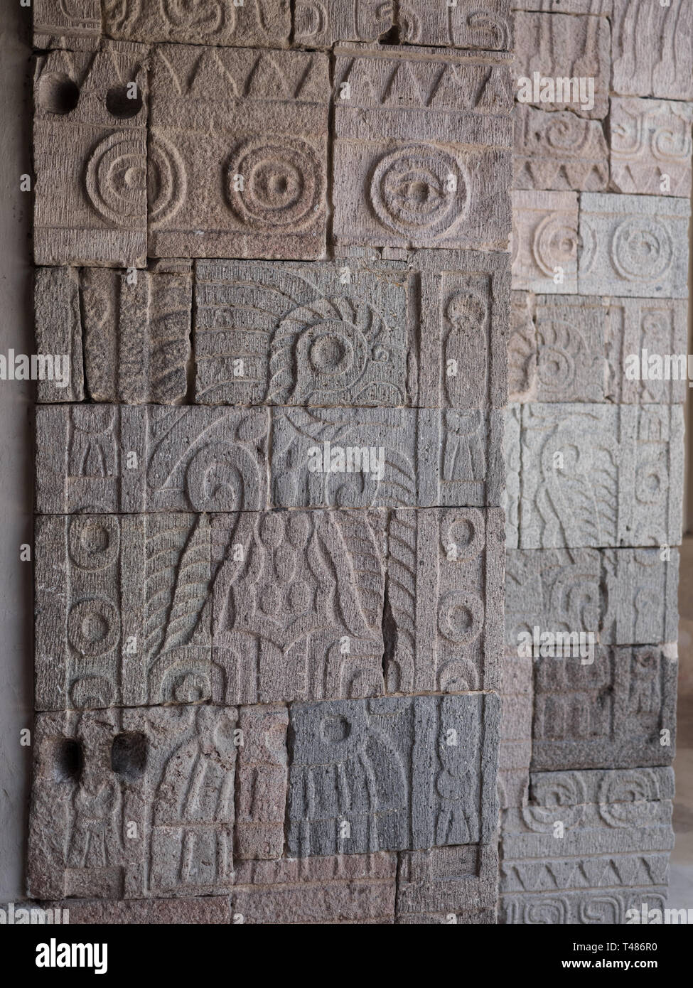 Aufwendigen Schnitzereien auf Steinmauern in Teotihuacan Stockfoto