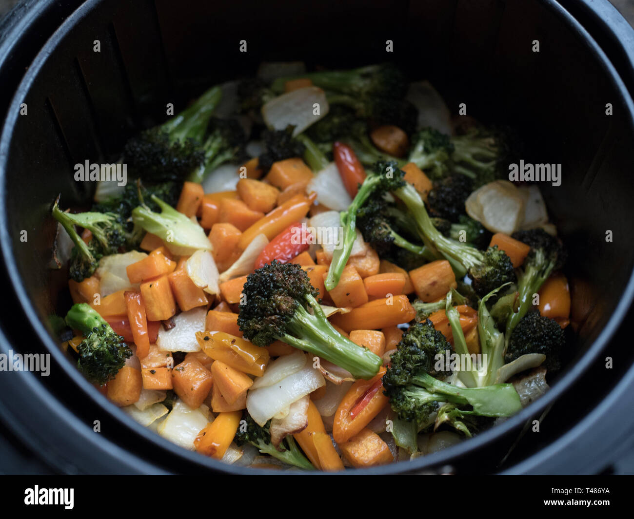 Gemüse in der Friteuse zubereitet Stockfoto