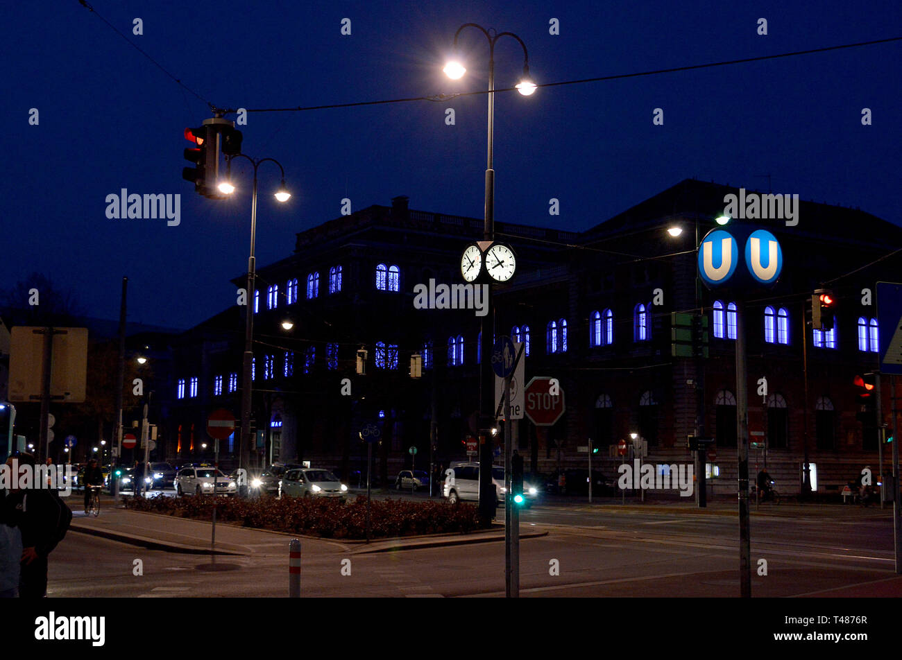 Wien, Österreich - 31 März 2019: Die MAK, Museum für angewandte Kunst, dem österreichischen Museum für Angewandte Kunst, wird von Innen beleuchtet nach Einbruch der Dunkelheit Stockfoto