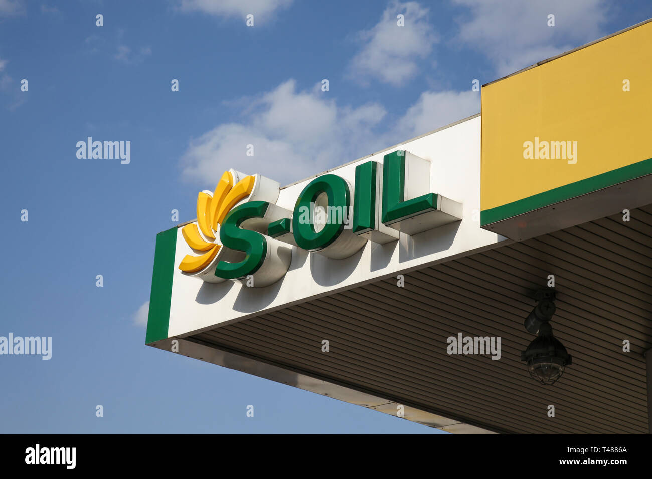 S-Öl, Gas Station Logo über blauen Himmel. S-Öl ist ein Petroleum & Raffinerie Unternehmen in Südkorea. Stockfoto