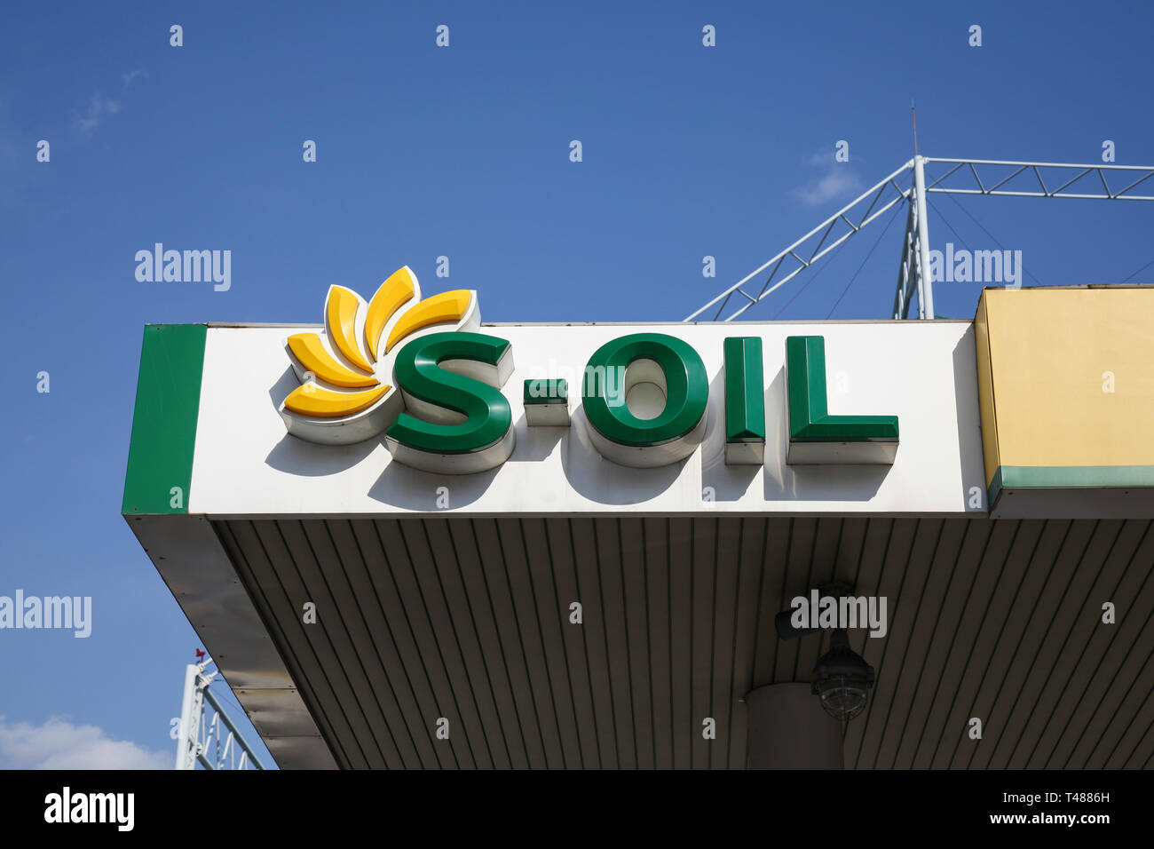 S-Öl, Gas Station Logo über blauen Himmel. S-Öl ist ein Petroleum & Raffinerie Unternehmen in Südkorea. Stockfoto